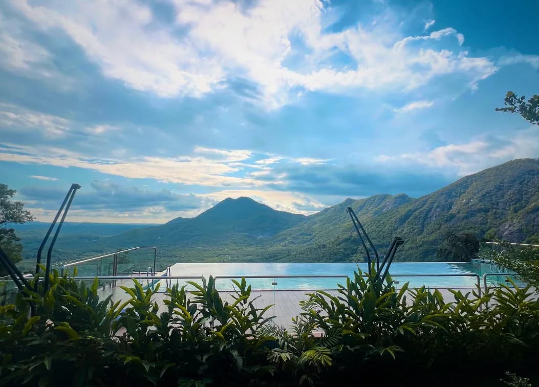 Infinity swimming pool overlooking mountain valley at Peakdays Retreats